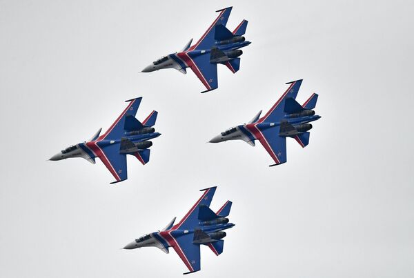 Многоцелевые истребители Су-30СМ пилотажной группы Русские Витязи во время репетиции воздушной части Парада Победы Многоцелевые истребители Су-30СМ пилотажной группы Русские Витязи во время репетиции воздушной части Парада Победы