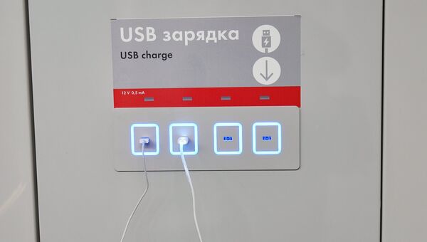 USB-зарядка в вагоне поезда Москва во время запуска на Таганско-Краснопресненской линии московского метрополитена USB-зарядка в вагоне поезда Москва во время запуска на Таганско-Краснопресненской линии московского метрополитена