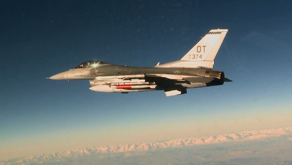 Американский истребитель F-16C с авиабомбой B61-12 Американский истребитель F-16C с авиабомбой B61-12