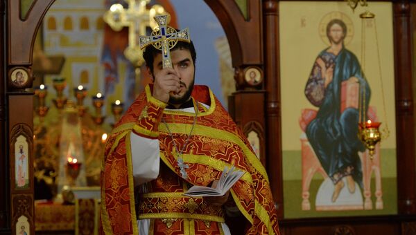 Отец Сергий во время пасхальной службы в церкви Михаила Архангела в Грозном Отец Сергий во время пасхальной службы в церкви Михаила Архангела в Грозном