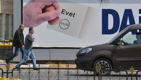 Агитационный плакат с надписью Evet (Да) на одной из улиц Стамбула. В Турции проходит референдум по поправкам в Конституцию, предусматривающих переход на президентскую систему правления Агитационный плакат с надписью Evet (Да) на одной из улиц Стамбула. В Турции проходит референдум по поправкам в Конституцию, предусматривающих переход на президентскую систему правления