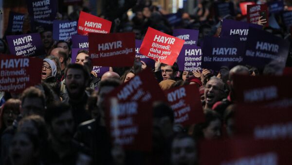 Антиправительственные демонстранты во время акции протеста после референдума. Турция, 17 апреля 2017 Антиправительственные демонстранты во время акции протеста после референдума. Турция, 17 апреля 2017
