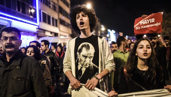 Антиправительственные демонстранты во время акции протеста после референдума. Турция, 17 апреля 2017 Антиправительственные демонстранты во время акции протеста после референдума. Турция, 17 апреля 2017