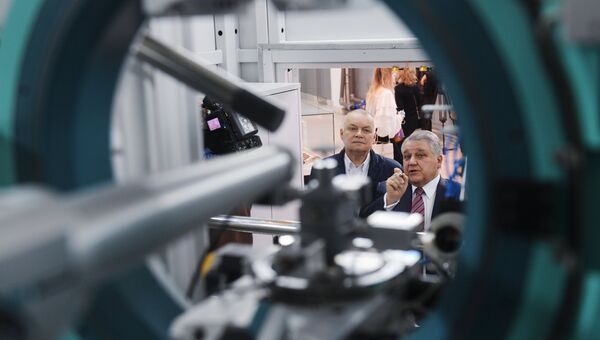 Генеральный директор МИА Россия сегодня Дмитрий Киселев и президент НИЦ Курчатовский институт Михаил Ковальчук во время экскурсии по институту перед подписанием соглашения о сотрудничестве Генеральный директор МИА Россия сегодня Дмитрий Киселев и президент НИЦ Курчатовский институт Михаил Ковальчук во время экскурсии по институту перед подписанием соглашения о сотрудничестве