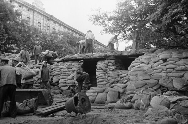 Жители Киева готовятся к обороне. Сентябрь 1941 года Жители Киева готовятся к обороне. Сентябрь 1941 года