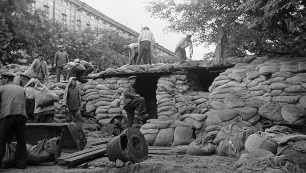 Жители Киева готовятся к обороне. Сентябрь 1941 года Жители Киева готовятся к обороне. Сентябрь 1941 года