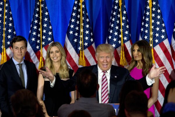 Дональд Трамп с супругой Меланией, дочерью Иванкой и зятем Джаредом Кушнером Дональд Трамп с супругой Меланией, дочерью Иванкой и зятем Джаредом Кушнером