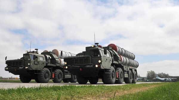 Зенитные ракетные комплексы C-400 во время тренировки парада Победы на военном аэродроме в Ростове-на-Дону Зенитные ракетные комплексы C-400 во время тренировки парада Победы на военном аэродроме в Ростове-на-Дону