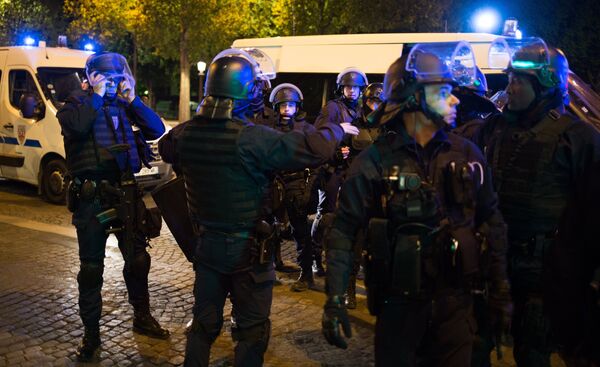 Сотрудники полиции неподалеку от места перестрелки в Париже. Один полицейский погиб, еще один ранен при перестрелке в районе Елисейских полей в Париже Сотрудники полиции неподалеку от места перестрелки в Париже. Один полицейский погиб, еще один ранен при перестрелке в районе Елисейских полей в Париже