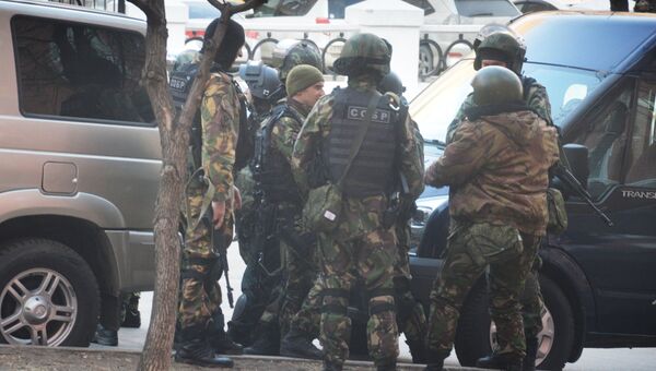 Бойцы СОБРа у здания приемной Управления ФСБ России по Хабаровскому краю, в котором неизвестный открыл огонь по сотрудникам и посетителям. 21 апреля 2017 Бойцы СОБРа у здания приемной Управления ФСБ России по Хабаровскому краю, в котором неизвестный открыл огонь по сотрудникам и посетителям. 21 апреля 2017