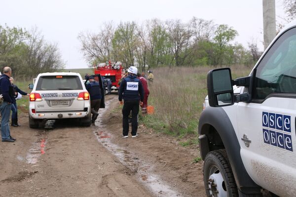 На месте подрыва автомобиля наблюдателей ОБСЕ близ села Пришиб в ЛНР На месте подрыва автомобиля наблюдателей ОБСЕ близ села Пришиб в ЛНР