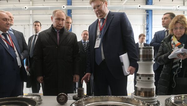 Президент России Владимир Путин во время посещения НПО Сатурн в Рыбинске. 25 апреля 2017 Президент России Владимир Путин во время посещения НПО Сатурн в Рыбинске. 25 апреля 2017