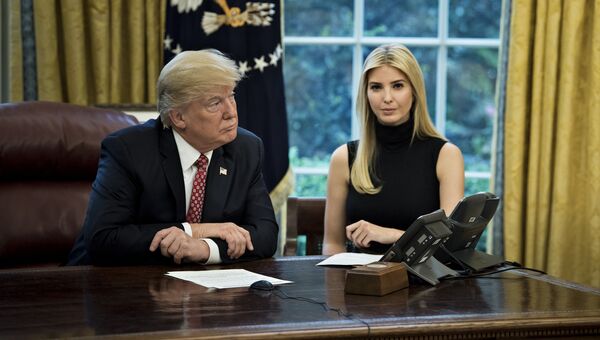 Президент США Дональд Трамп с дочерью Иванкой. Архивное фото Президент США Дональд Трамп с дочерью Иванкой. Архивное фото
