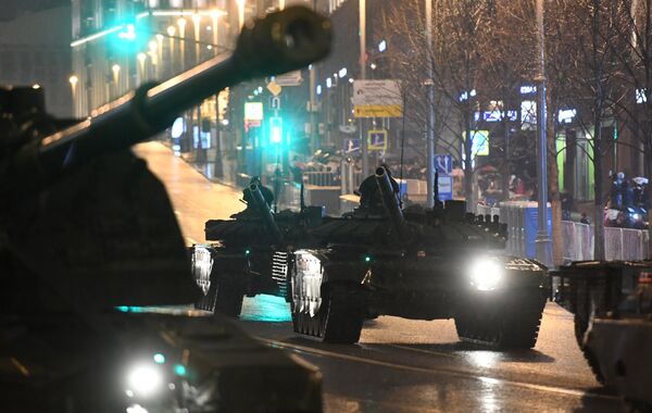 Танки Т-72Б3 во время прохода по Тверской улице на репетиции парада Победы на Красной площади Танки Т-72Б3 во время прохода по Тверской улице на репетиции парада Победы на Красной площади