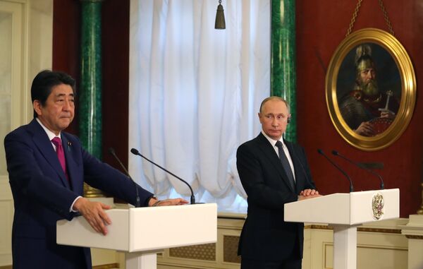 Президент РФ Владимир Путин и премьер-министр Японии Синдзо Абэ во время совместной пресс-конференции по итогам встречи. 27 апреля 2017 года Президент РФ Владимир Путин и премьер-министр Японии Синдзо Абэ во время совместной пресс-конференции по итогам встречи. 27 апреля 2017 года
