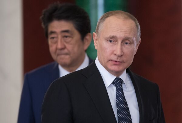 Президент РФ Владимир Путин и премьер-министр Японии Синдзо Абэ во время совместной пресс-конференции по итогам встречи. 27 апреля 2017 года Президент РФ Владимир Путин и премьер-министр Японии Синдзо Абэ во время совместной пресс-конференции по итогам встречи. 27 апреля 2017 года