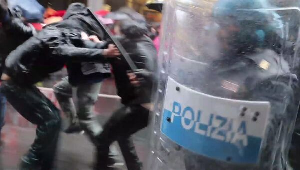 Полиция дубинками усмиряла толпу на первомайской демонстрации в Турине Полиция дубинками усмиряла толпу на первомайской демонстрации в Турине