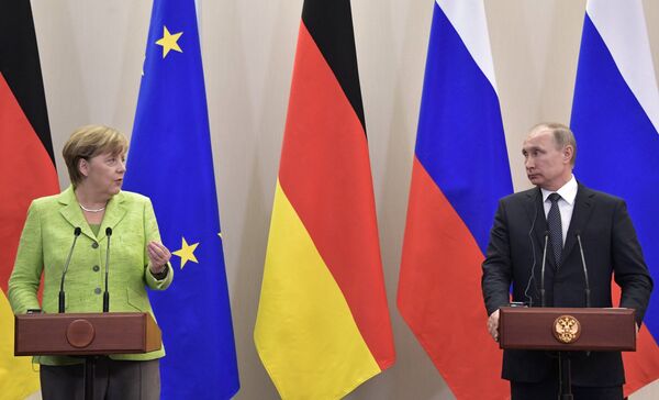 Президент РФ Владимир Путин и федеральный канцлер ФРГ Ангела Меркель во время совместной пресс-конференции в Сочи. 2 мая 2017 Президент РФ Владимир Путин и федеральный канцлер ФРГ Ангела Меркель во время совместной пресс-конференции в Сочи. 2 мая 2017