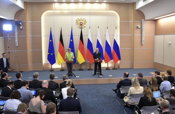 Президент РФ Владимир Путин и федеральный канцлер ФРГ Ангела Меркель во время совместной пресс-конференции в Сочи. 2 мая 2017 Президент РФ Владимир Путин и федеральный канцлер ФРГ Ангела Меркель во время совместной пресс-конференции в Сочи. 2 мая 2017