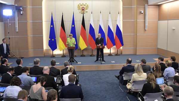 Президент РФ Владимир Путин и федеральный канцлер ФРГ Ангела Меркель во время совместной пресс-конференции в Сочи. 2 мая 2017 Президент РФ Владимир Путин и федеральный канцлер ФРГ Ангела Меркель во время совместной пресс-конференции в Сочи. 2 мая 2017