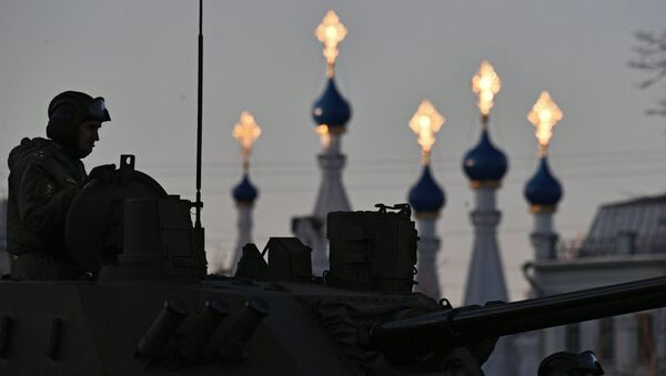 Военнослужащие на боевой машине десанта БМД-4М во время репетиции парада Победы в Москве Военнослужащие на боевой машине десанта БМД-4М во время репетиции парада Победы в Москве