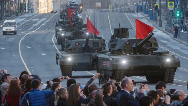 Танки Т-14 Армата во время прохода военной техники по Тверской улице перед репетицией парада Победы на Красной площади Танки Т-14 Армата во время прохода военной техники по Тверской улице перед репетицией парада Победы на Красной площади