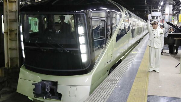 Японский поезд класса люкс Shiki-Shima отправляется в первый рейс Японский поезд класса люкс Shiki-Shima отправляется в первый рейс