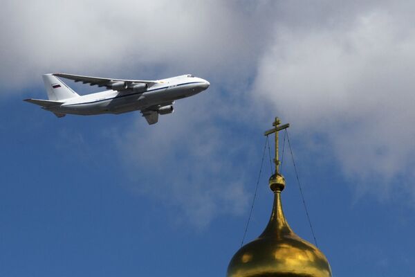 Тяжелый дальний транспортный самолёт АН-124-100 Руслан на репетиции воздушной части парада Победы в Москве Тяжелый дальний транспортный самолёт АН-124-100 Руслан на репетиции воздушной части парада Победы в Москве