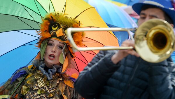 Участники весеннего парада на Тверском бульваре. Архивное фото Участники весеннего парада на Тверском бульваре. Архивное фото