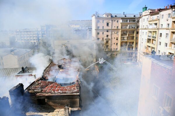 Ликвидация пожара в здании старой постройки в Лубянском проезде в центре Москвы. 5 мая 2017 Ликвидация пожара в здании старой постройки в Лубянском проезде в центре Москвы. 5 мая 2017