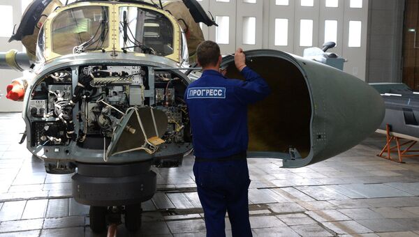 Рабочий в цехе сборки вертолетов Ка-52 Аллигатор на авиационном заводе Прогресс в Приморском крае Рабочий в цехе сборки вертолетов Ка-52 Аллигатор на авиационном заводе Прогресс в Приморском крае