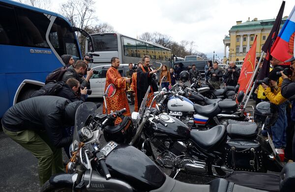 Ночные Волки освятили мотоциклы возле Исаакиевского собора в Санкт-Петербурге Ночные Волки освятили мотоциклы возле Исаакиевского собора в Санкт-Петербурге