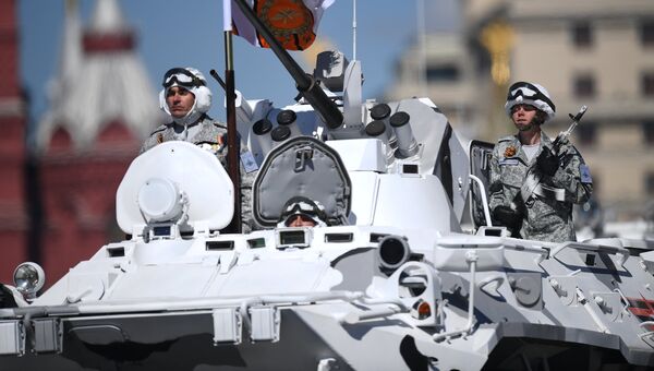 Военнослужащие на бронетранспортере БТР-82А на генеральной репетиции военного парада в Москве, 7 мая 2017 Военнослужащие на бронетранспортере БТР-82А на генеральной репетиции военного парада в Москве, 7 мая 2017