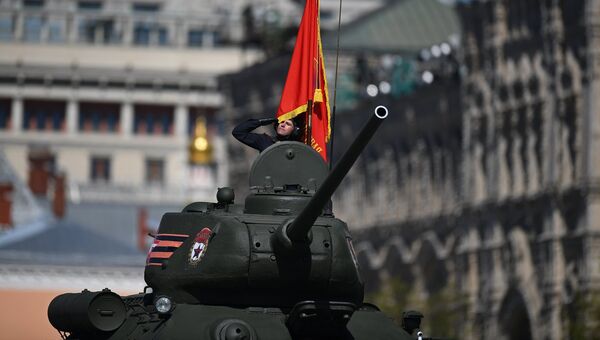 Средний танк Т-34-85 на генеральной репетиции военного парада в Москве Средний танк Т-34-85 на генеральной репетиции военного парада в Москве