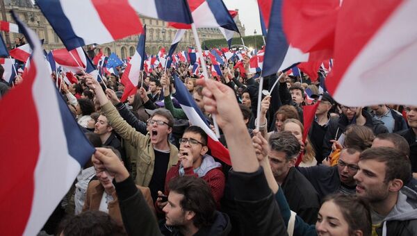 Избиратели во время объявления результатов голосования второго тура президентских выборов во Франции Избиратели во время объявления результатов голосования второго тура президентских выборов во Франции