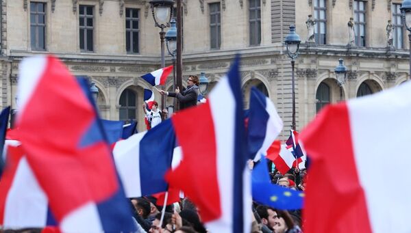 Избиратели во время объявления результатов голосования второго тура президентских выборов во Франции Избиратели во время объявления результатов голосования второго тура президентских выборов во Франции