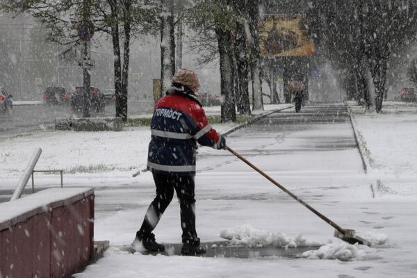 Сотрудница ГБУ Гормост убирает снег на Ленинском проспекте в Москве Сотрудница ГБУ Гормост убирает снег на Ленинском проспекте в Москве