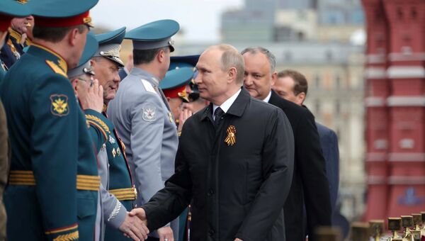 Президент РФ В.Путин и премьер-министр РФ Д.Медведев на военном параде в честь 72-й годовщины Победы в ВОВ Президент РФ В.Путин и премьер-министр РФ Д.Медведев на военном параде в честь 72-й годовщины Победы в ВОВ