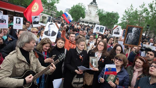 Участники марша Бессмертный полк в Париже, возглавляемого послом России во Франции Александром Орловым, следуют от площади Республики на кладбище Пер-Лашез для возложения цветов к могиле Неизвестного солдата Участники марша Бессмертный полк в Париже, возглавляемого послом России во Франции Александром Орловым, следуют от площади Республики на кладбище Пер-Лашез для возложения цветов к могиле Неизвестного солдата