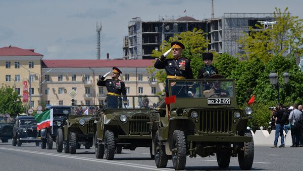 Автомобили времен ВОВ во время военного парада в Грозном, посвящённого 72-й годовщине Победы в Великой Отечественной войне 1941-1945 годов Автомобили времен ВОВ во время военного парада в Грозном, посвящённого 72-й годовщине Победы в Великой Отечественной войне 1941-1945 годов