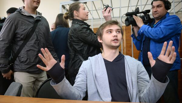 Блогер Руслан Соколовский в Верх-Исетском районном суде Екатеринбурга. 11 мая 2017 Блогер Руслан Соколовский в Верх-Исетском районном суде Екатеринбурга. 11 мая 2017
