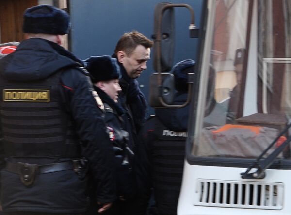 Алексей Навальный, арестованный на 15 суток за неповиновение полиции, после окончания заседания Тверского районного суда города Москвы Алексей Навальный, арестованный на 15 суток за неповиновение полиции, после окончания заседания Тверского районного суда города Москвы