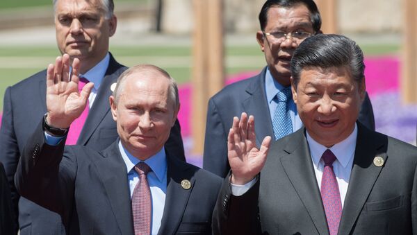 Президент РФ Владимир Путин и председатель КНР Си Цзиньпин на церемонии совместного фотографирования участников круглого стола Международного форума Один пояс, один путь. 15 мая 2017 Президент РФ Владимир Путин и председатель КНР Си Цзиньпин на церемонии совместного фотографирования участников круглого стола Международного форума Один пояс, один путь. 15 мая 2017