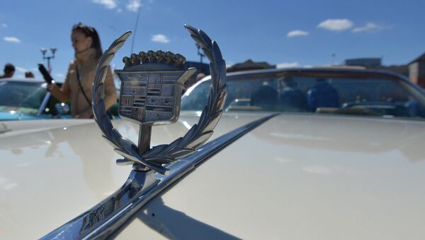 Эмблема Cadillac на международном фестивале Ретро-Минск — 2017 на площади Государственного флага в Минске Эмблема Cadillac на международном фестивале Ретро-Минск — 2017 на площади Государственного флага в Минске