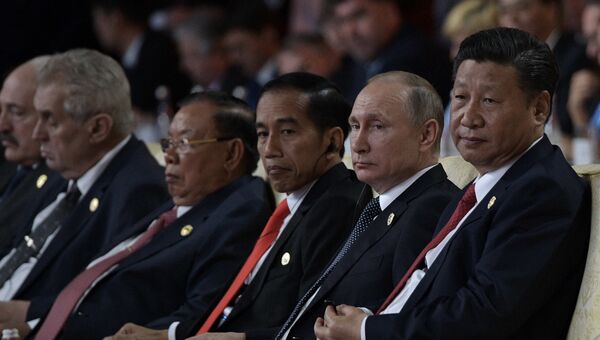 Президент РФ Владимир Путин и председатель КНР Си Цзиньпин на церемонии открытия Международного форума Один пояс, один путь в ходе рабочей поездки в Китай. 14 мая 2017 Президент РФ Владимир Путин и председатель КНР Си Цзиньпин на церемонии открытия Международного форума Один пояс, один путь в ходе рабочей поездки в Китай. 14 мая 2017