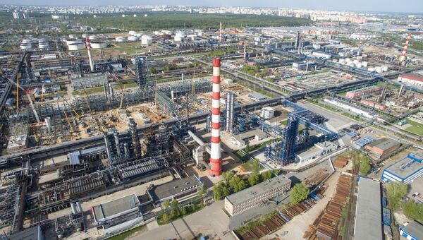 Московский нефтеперерабатывающий завод в районе Капотня. Архивное фото Московский нефтеперерабатывающий завод в районе Капотня. Архивное фото