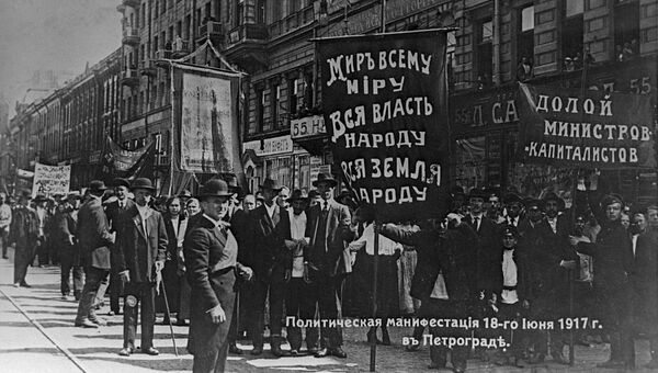 Политическая демонстрация трудящихся на улицах Петрограда. 18 июня 1917 года Политическая демонстрация трудящихся на улицах Петрограда. 18 июня 1917 года