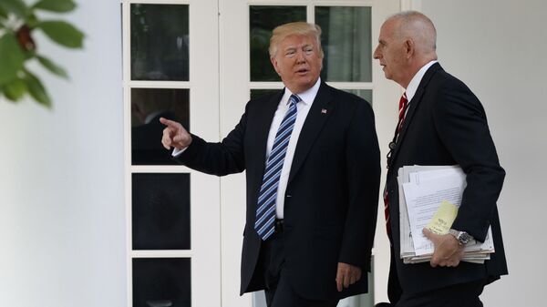 Президент США Дональд Трампа и его телохранитель Кит Шиллер с документами, на которых можно разглядеть номер телефона министра обороны США Джеймса Мэттиса Президент США Дональд Трампа и его телохранитель Кит Шиллер с документами, на которых можно разглядеть номер телефона министра обороны США Джеймса Мэттиса