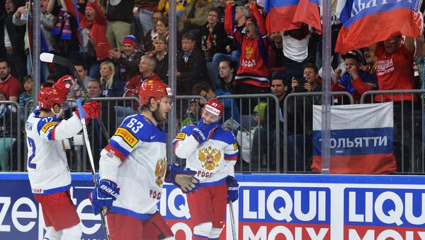 Игроки сборной России радуются заброшенной шайбе в полуфинальном матче чемпионата мира по хоккею 2017 Игроки сборной России радуются заброшенной шайбе в полуфинальном матче чемпионата мира по хоккею 2017