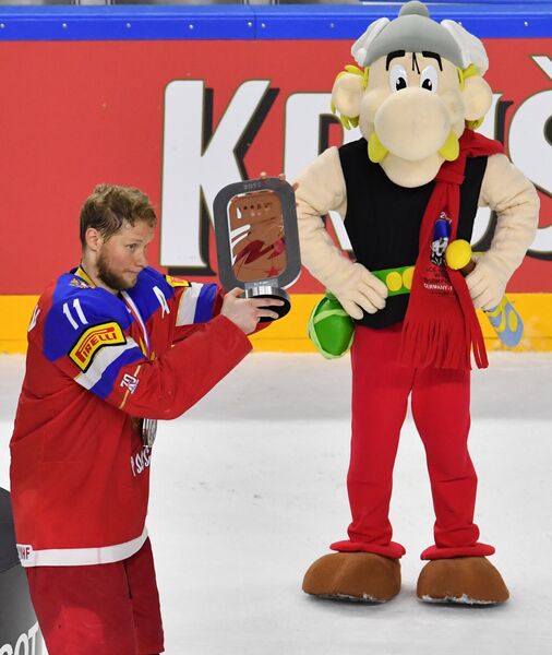 Игрок сборной России Сергей Андронов с Кубком за третье место чемпионата мира по хоккею 2017 Игрок сборной России Сергей Андронов с Кубком за третье место чемпионата мира по хоккею 2017